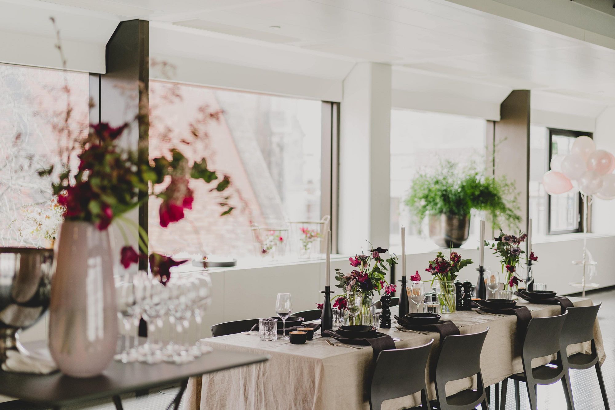 Innenbereich einer Hochzeitslocation mit Hochzeitstisch und Dekoration