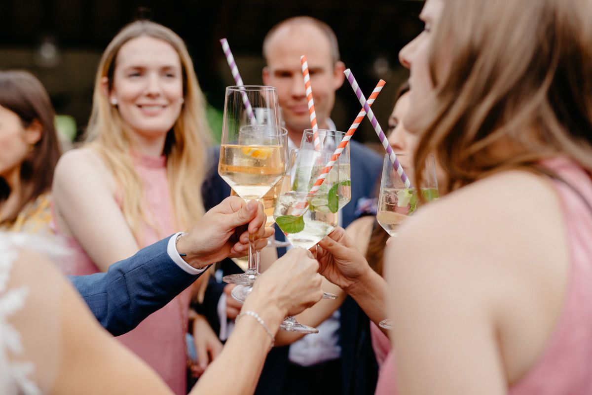 Freunde des Paares an der Veilchenhochzeit