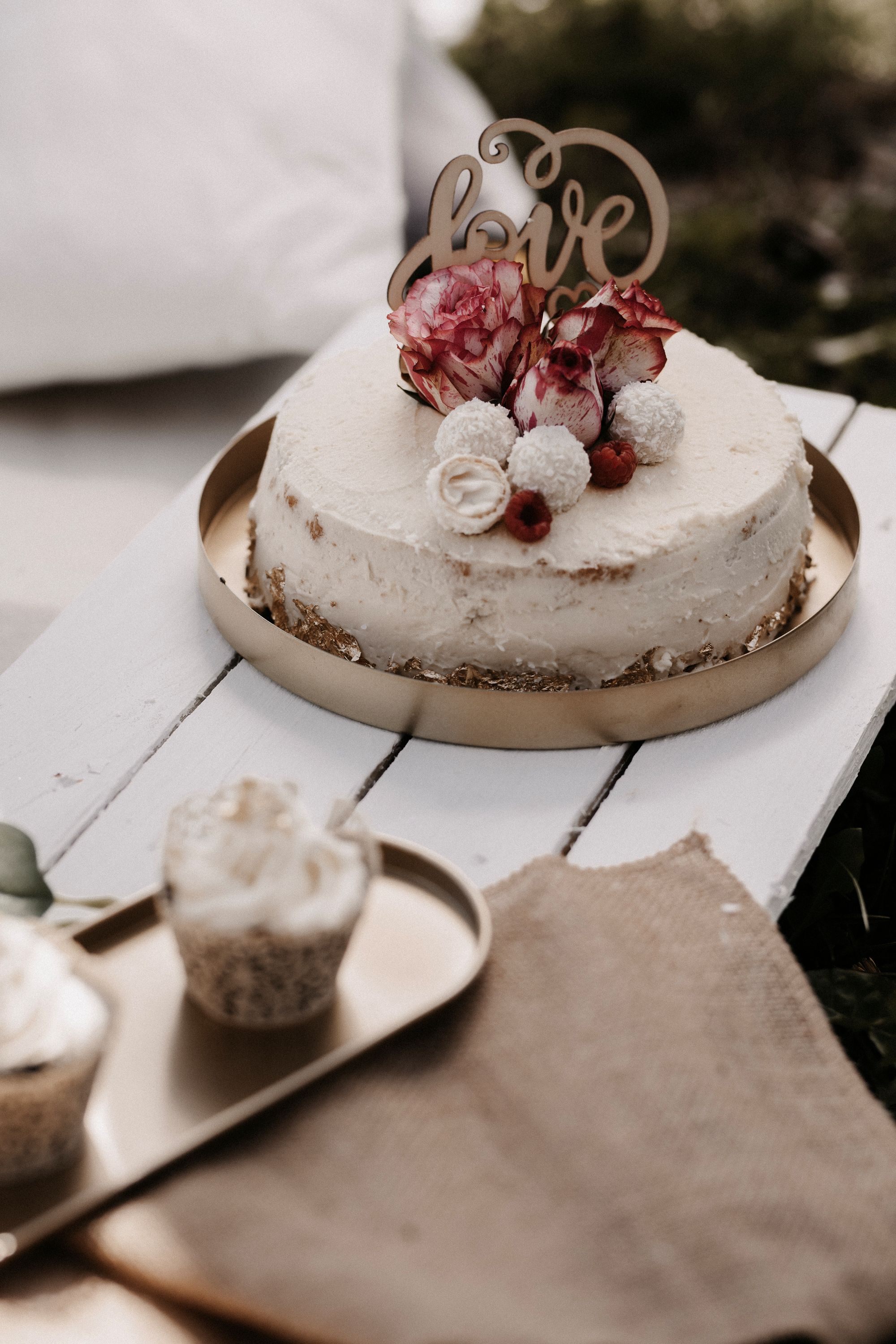 Hochzeitstorte Nahaufnahme mit Blüten und Caketopper
