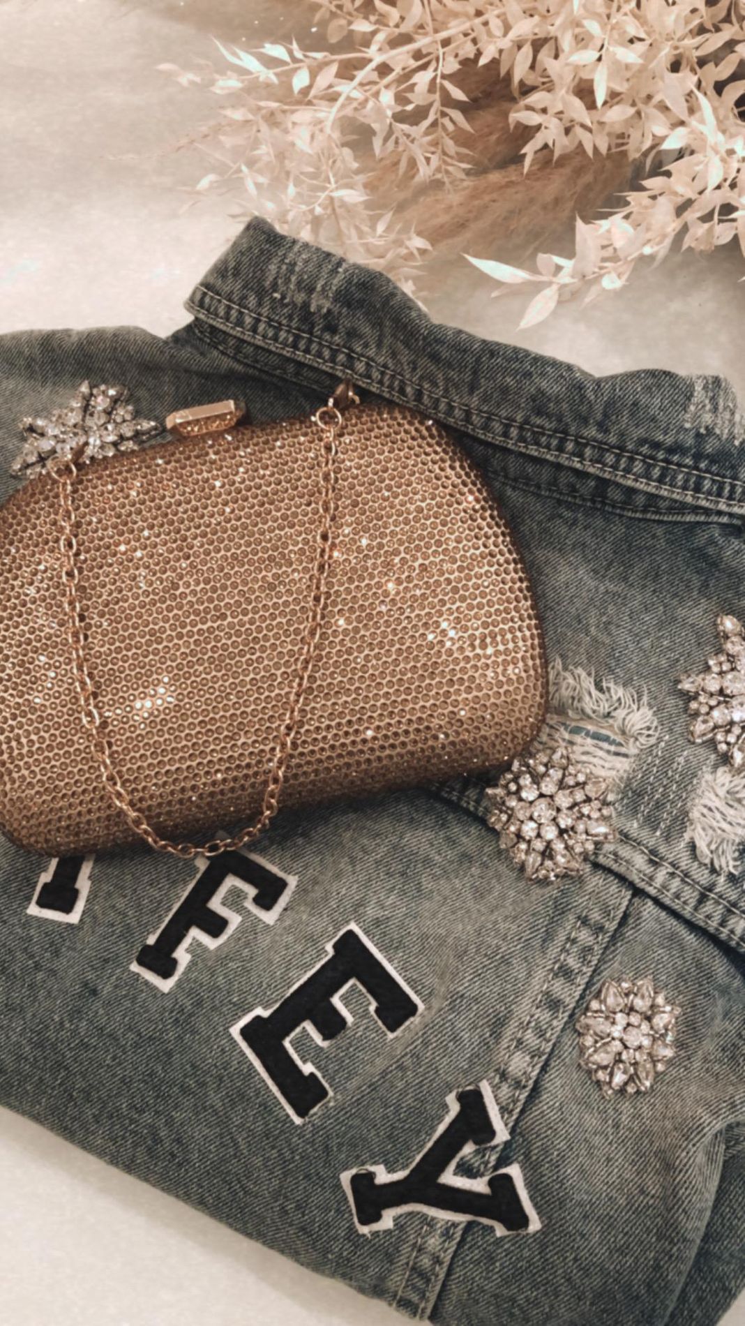 Jeansjacke und Handtasche auf einem weißem Hintergrund