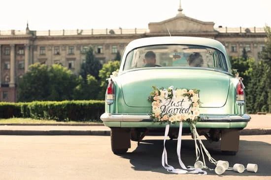 Ein grünes Hochzeitsauto fährt auf ein Schloss zu