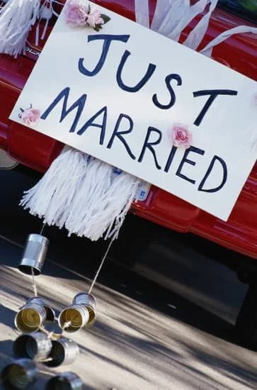 Auf einem weißen Schild steht "just married"