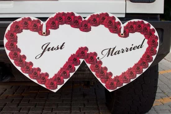 "Just married" steht auf einem Herz