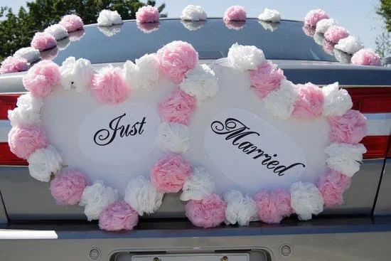 Ein Auto ist mit Blumen in Herzform geschmückt