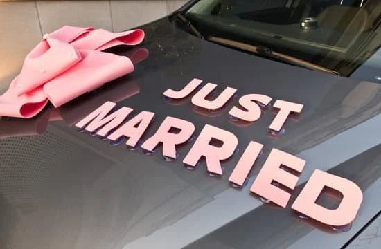 Auf einer Motorhaube steht "just married"