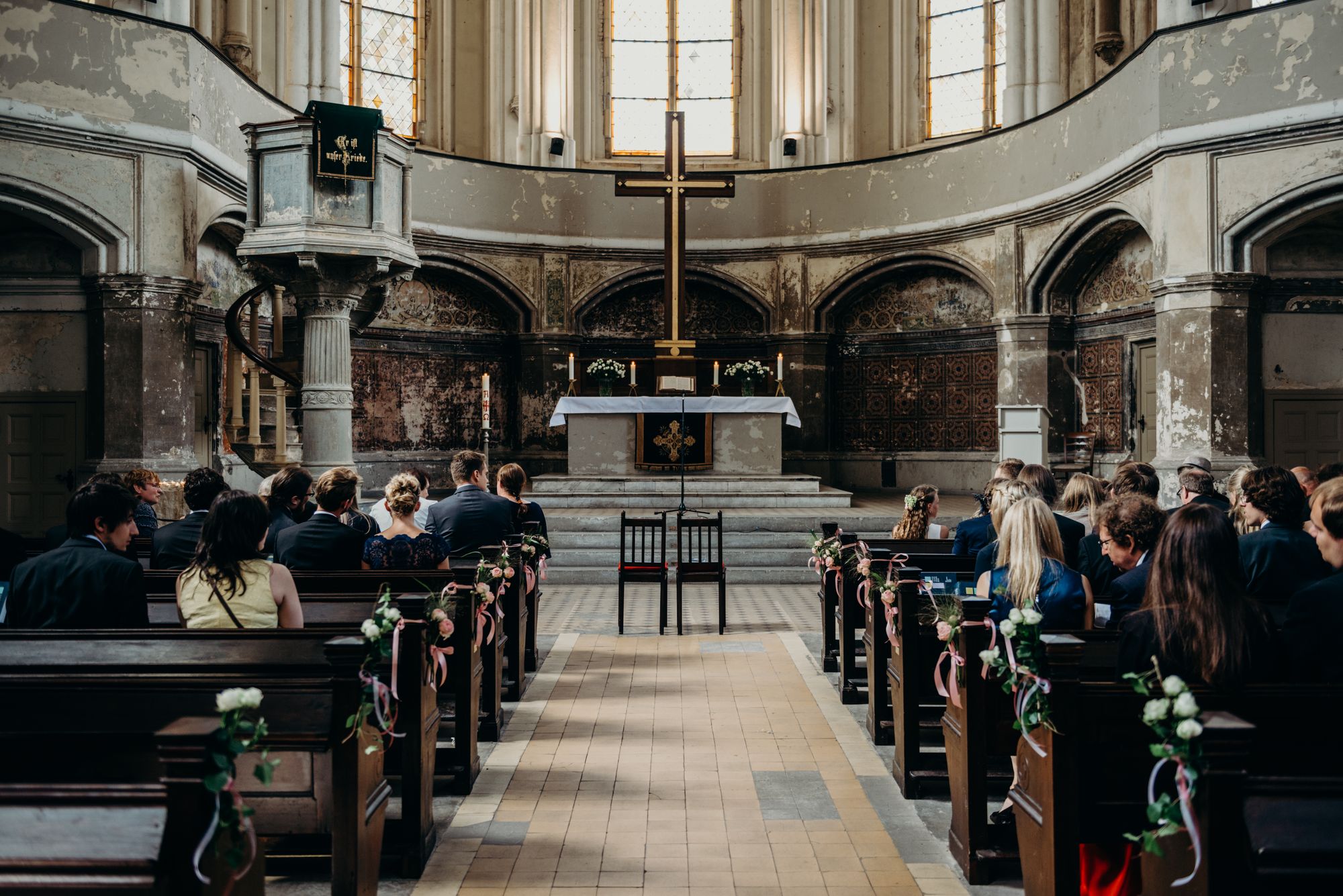 In der Kirche warten Gäste aufs Brautpaar