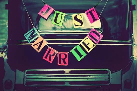Bunter Buchstaben formen "just married"