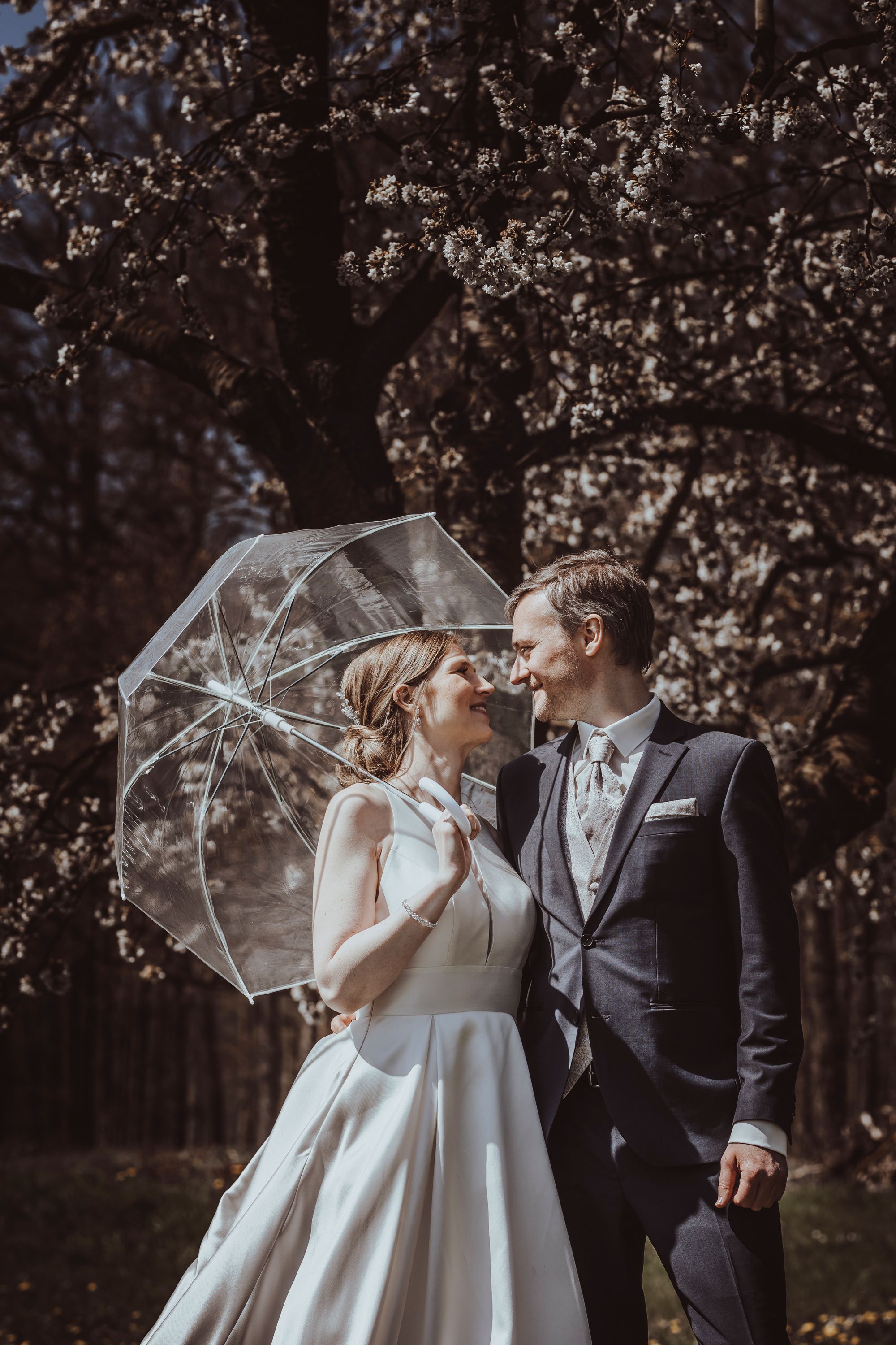 Hochzeitsshooting - Blicke treffen sich mit Schirm