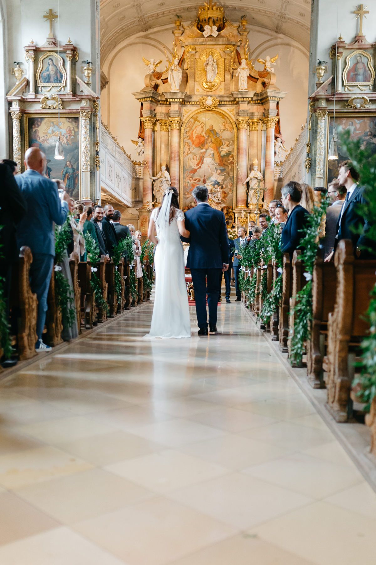 Der Vater führt die Braut zum Altar