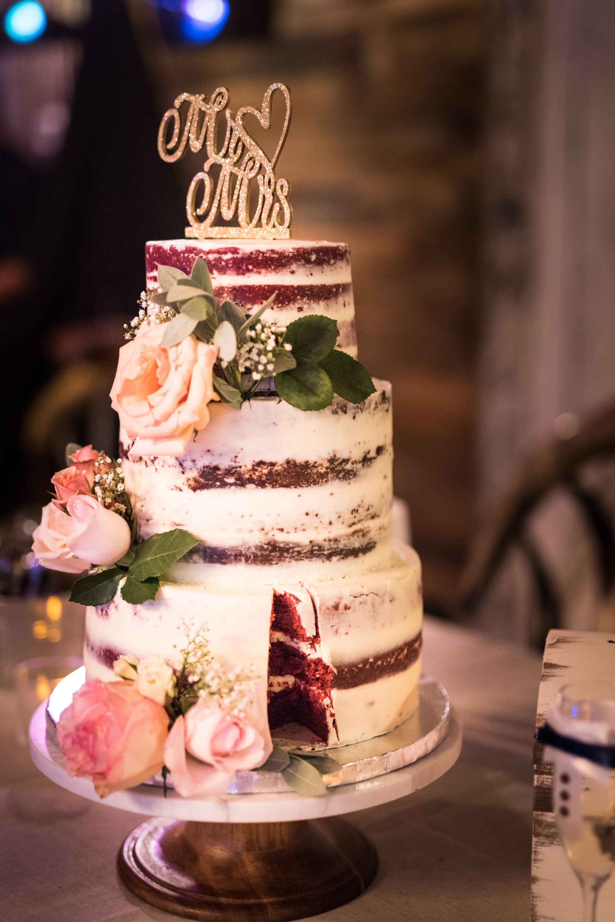 Mr. & Mrs. mit Glitzer auf einer Hochzeitstorte