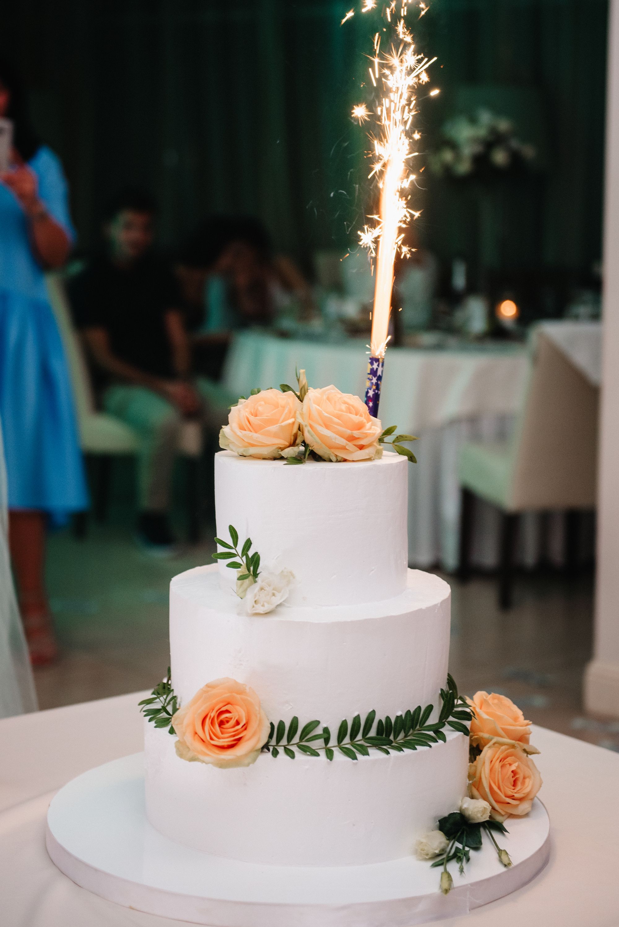 Ein kleines Feuerwerk ist auf einer Torte