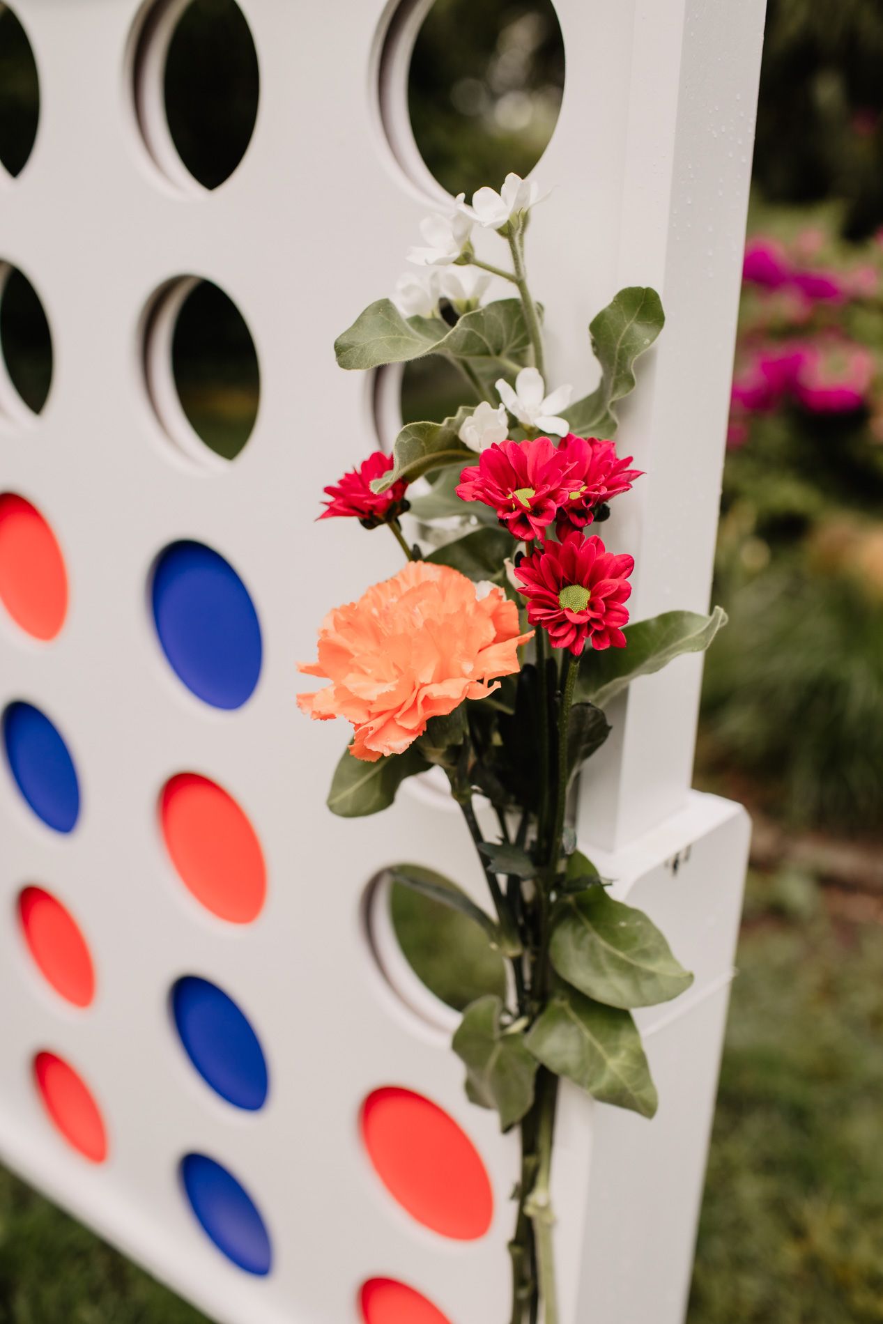 4 gewinnt mit Blumendeko Nahaufnahme