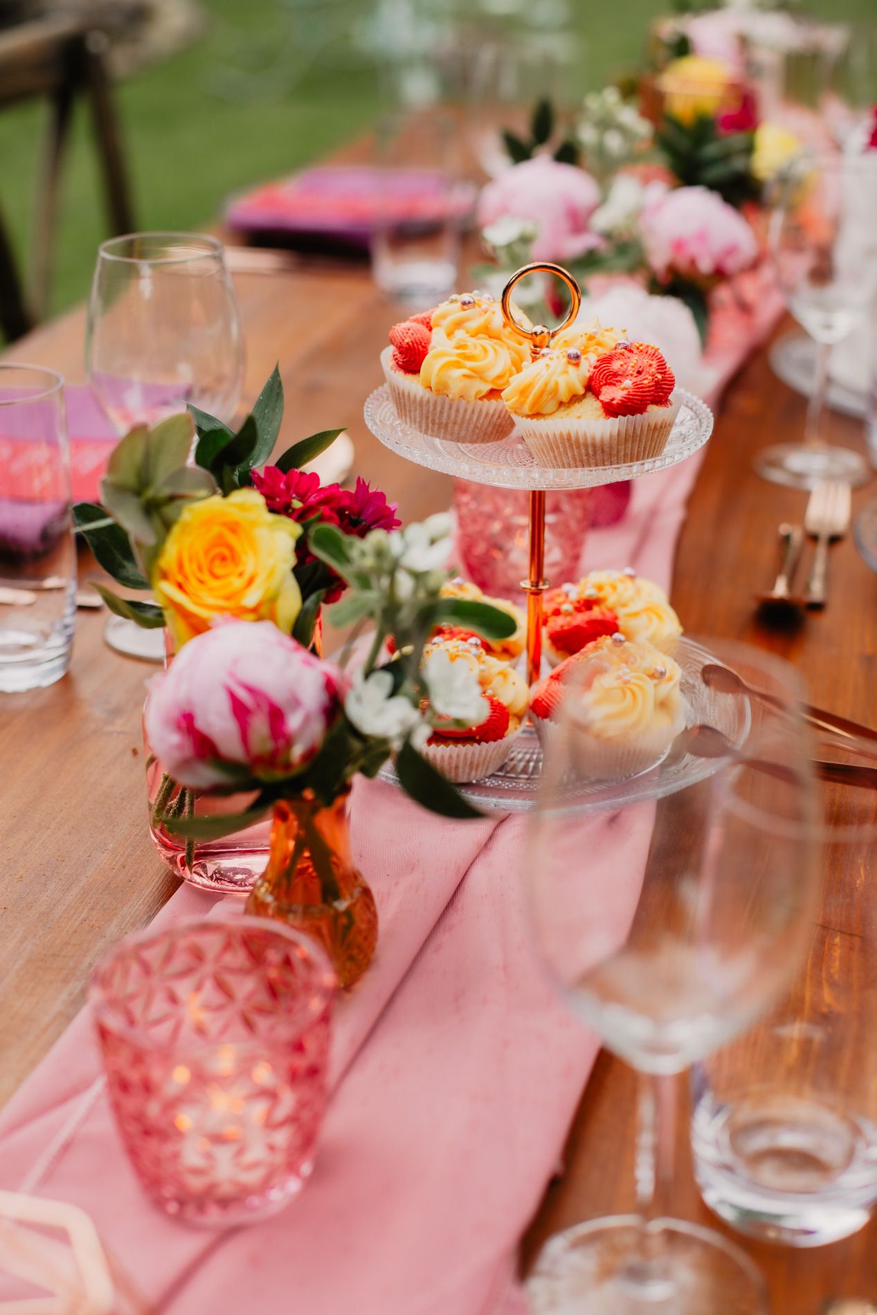Etagere am Tisch mit Cupcakes