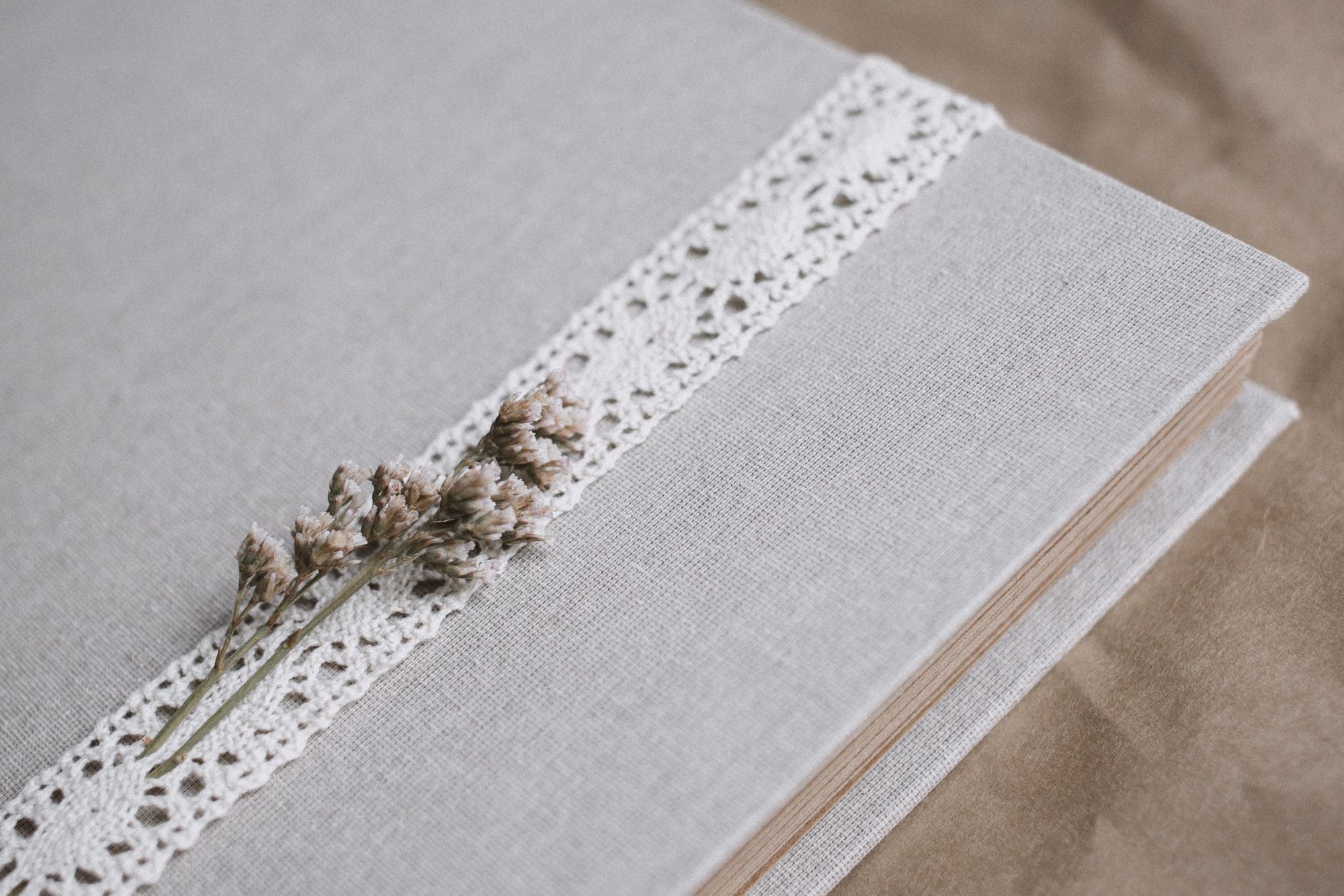 Hochzeitsalbum mit Spitze und Trockenblumen verziert