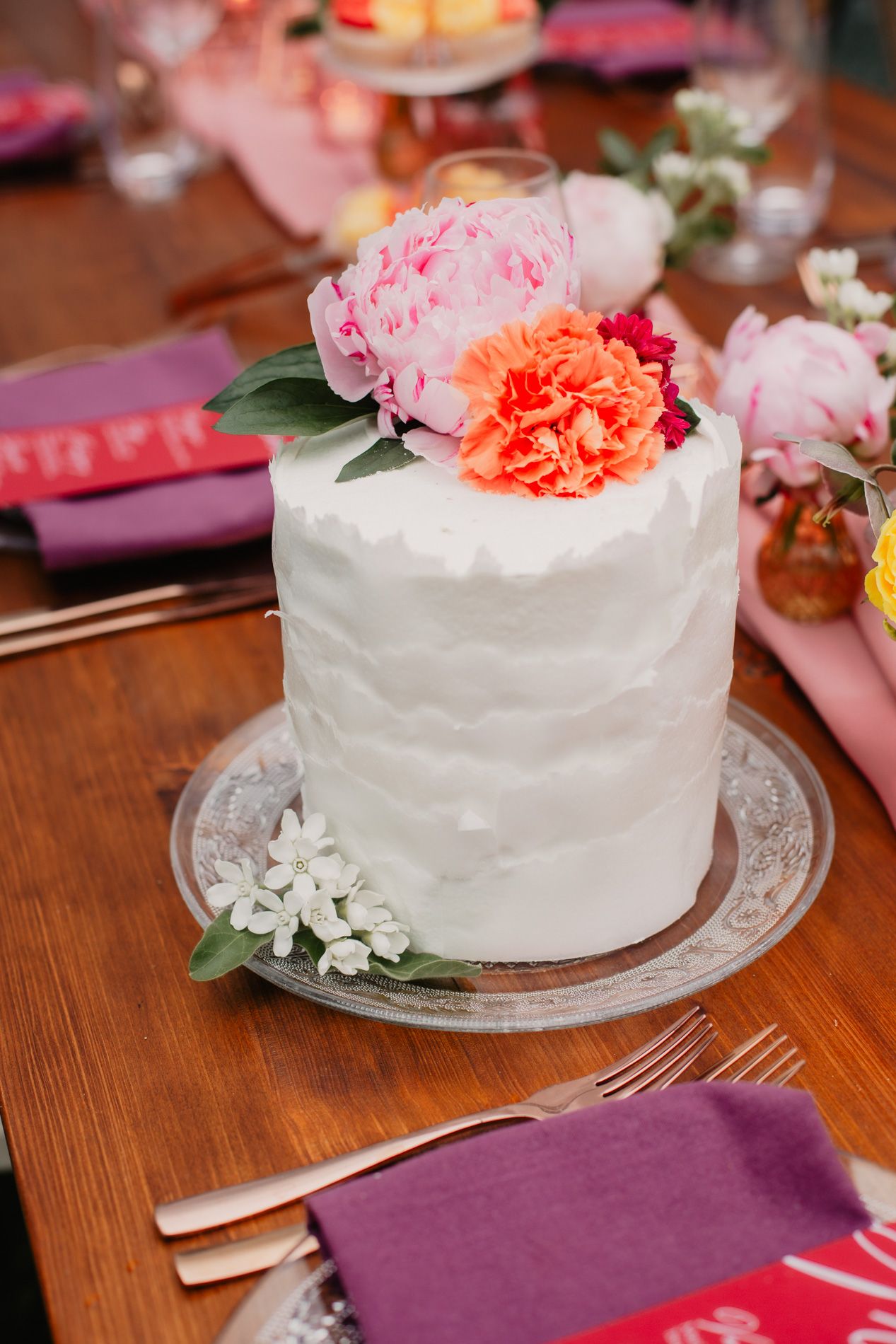 Hochzeitstorte mit Blumenschmuck