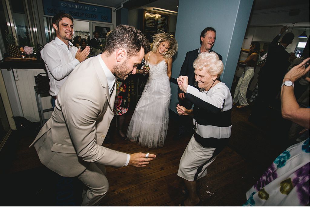Gäste tanzen auf der Hochzeit zusammen