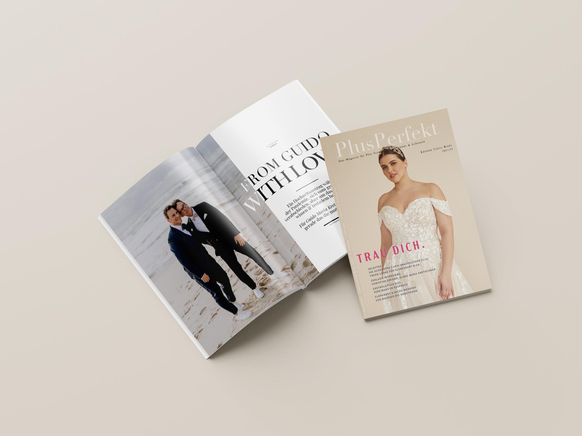 Brautmoden Magazin aufgeschlagen auf weißem Hintergrund