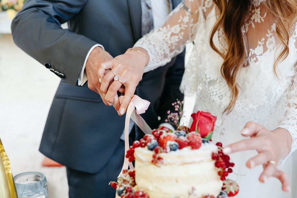 Ehering welche Hand: Brautpaar schneidet Torte an