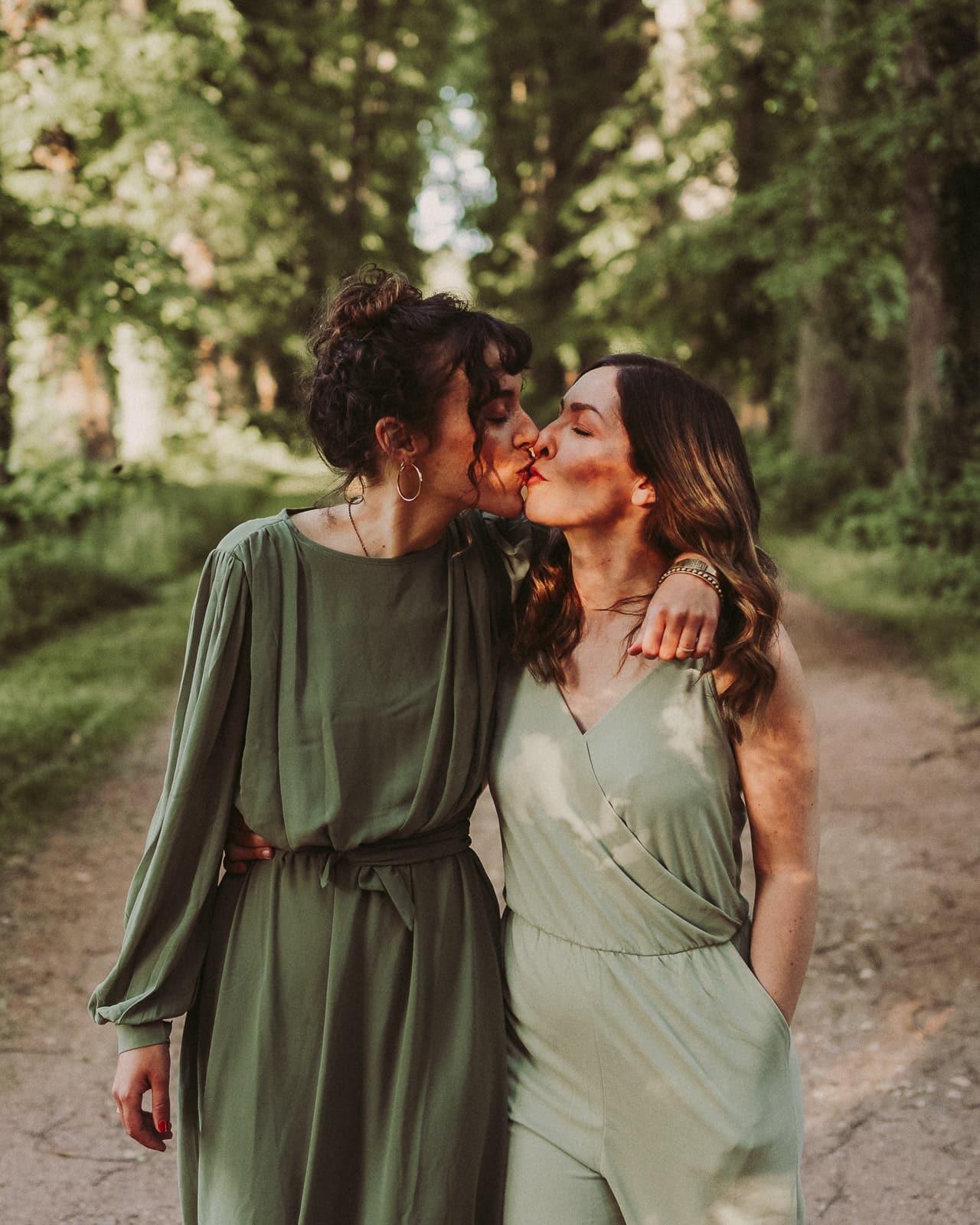 Hochzeitspaar küsst sich an der Hochzeit