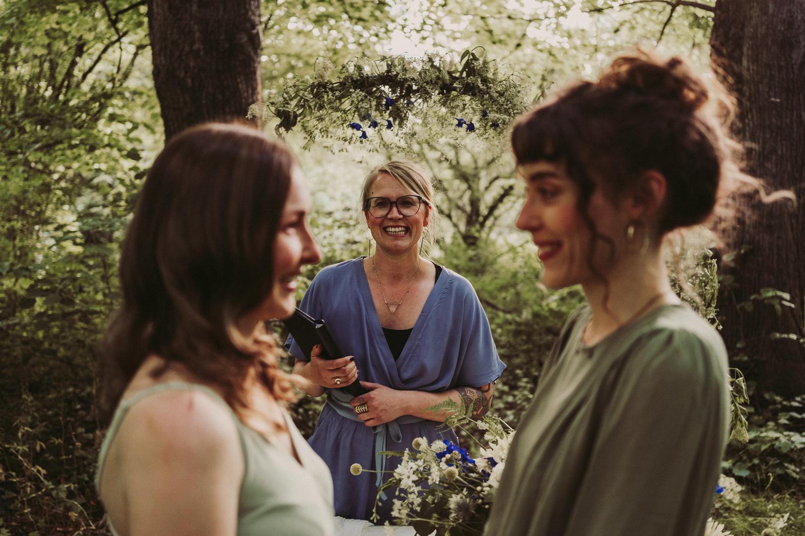 Hochzeitspaar und Traurednerin bei der freien Trauung