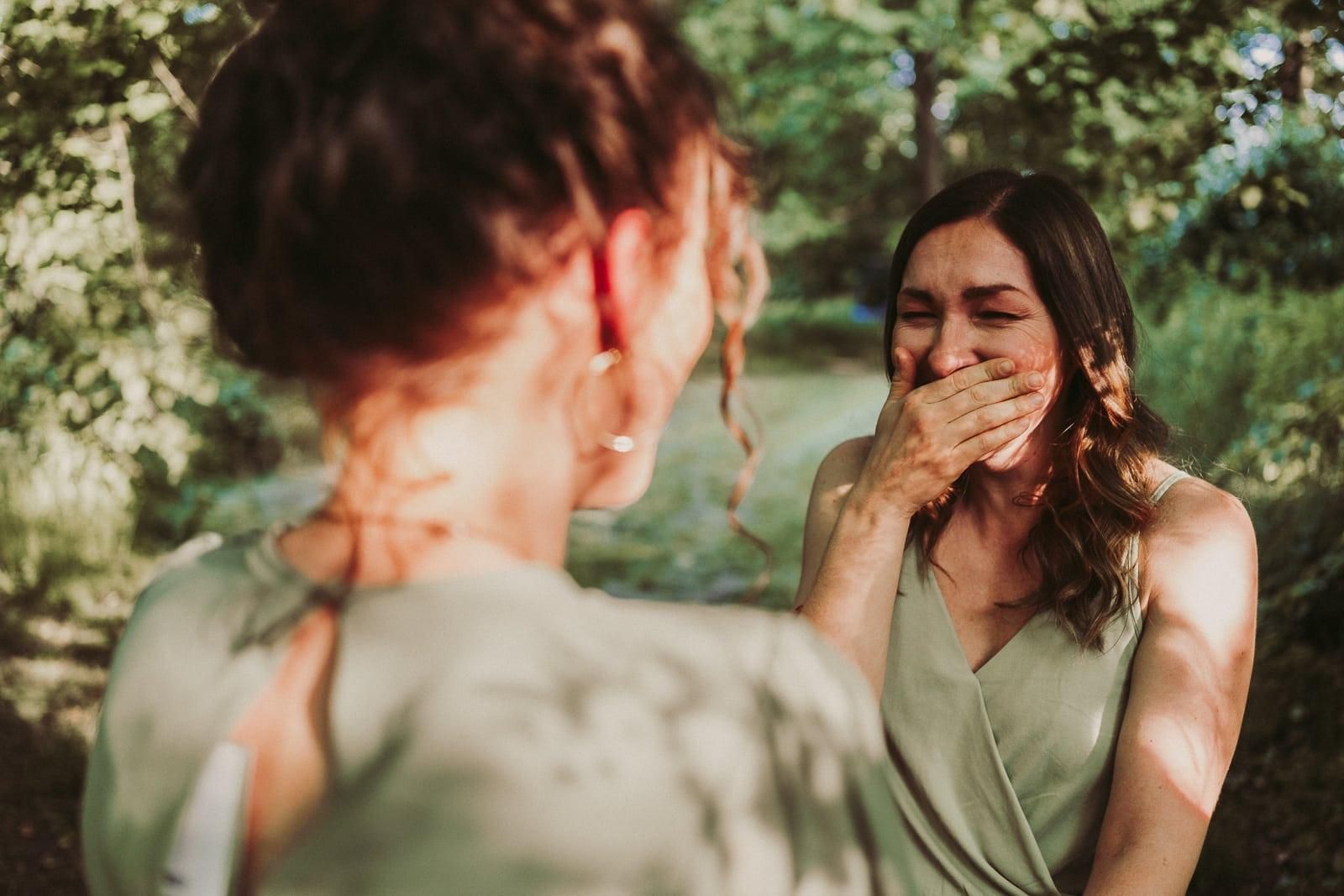 Emotionales Hochzeitspaar bei der Trauung