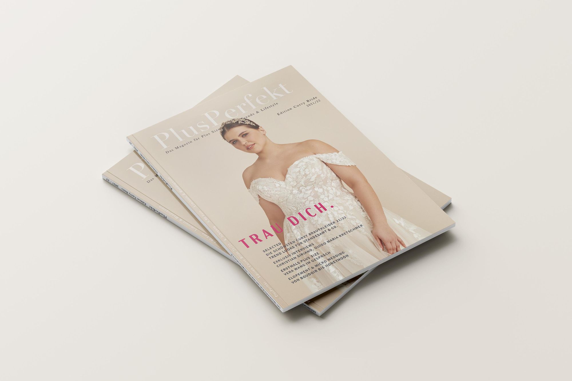 Zwei Brautmoden-Magazine präsentiert auf weißem Hintergrund