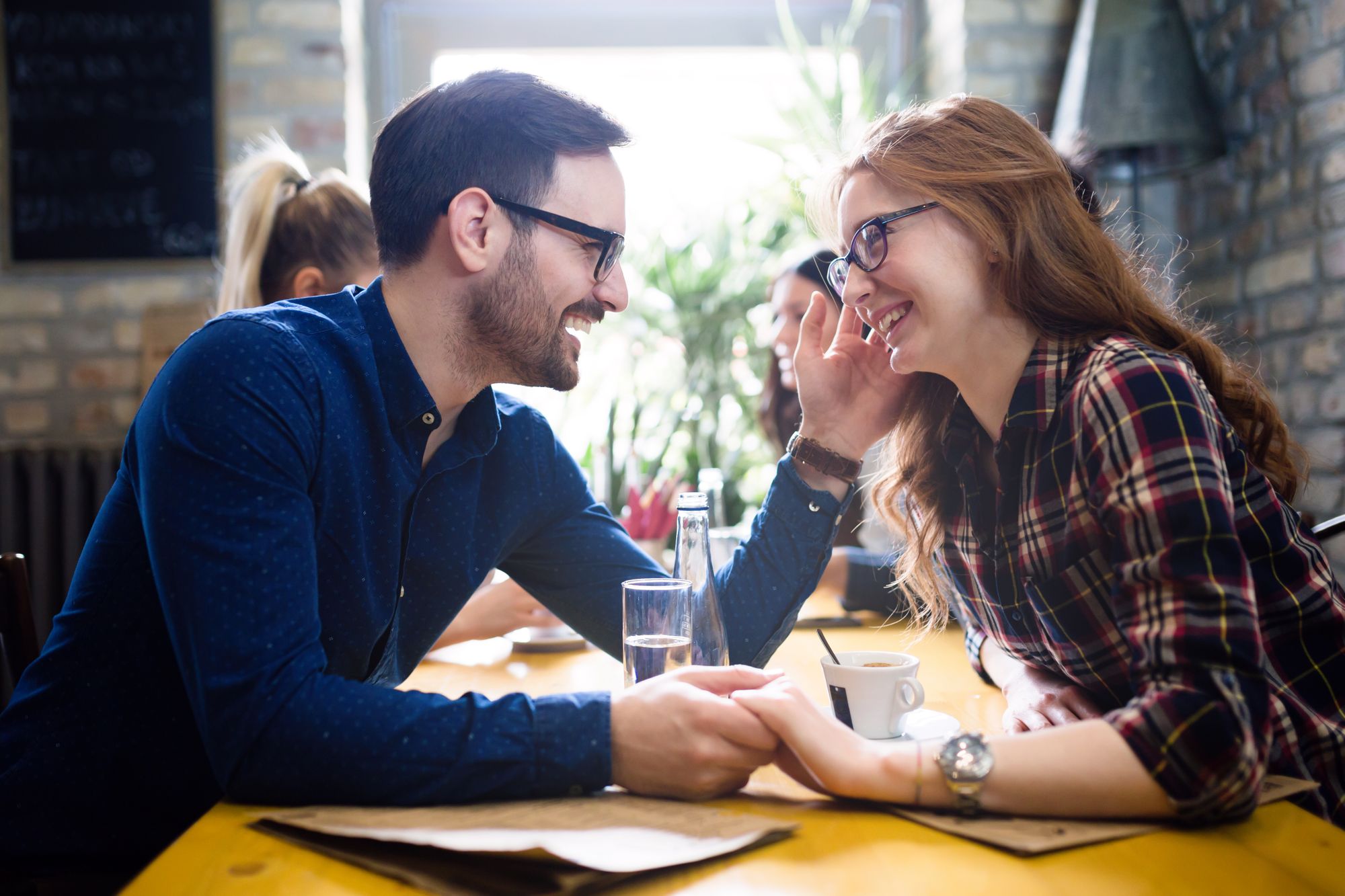Jeder weiß, wie glücklich Flirten macht