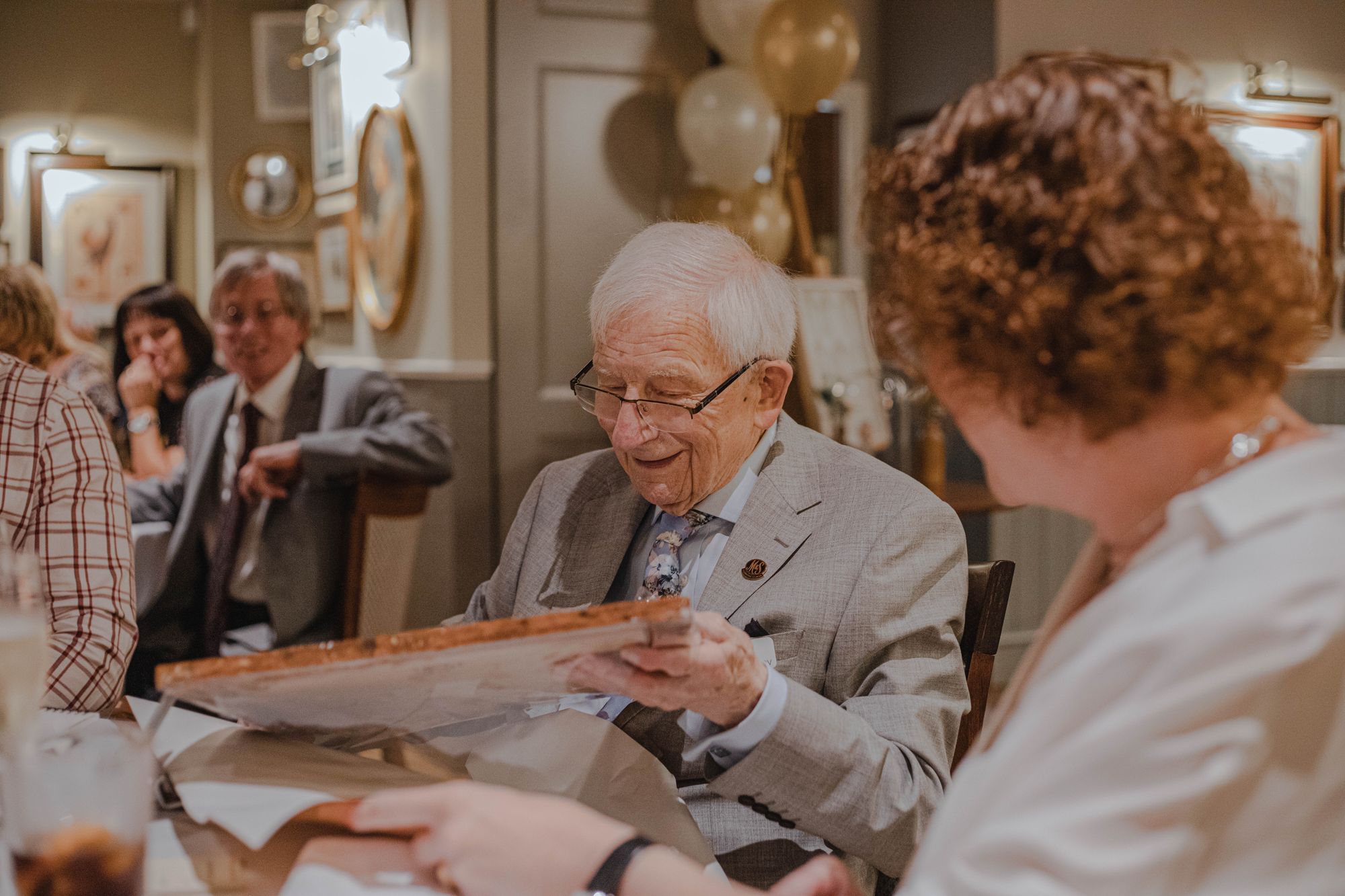Mann freut sich über Glückwünsche zur Platinhochzeit