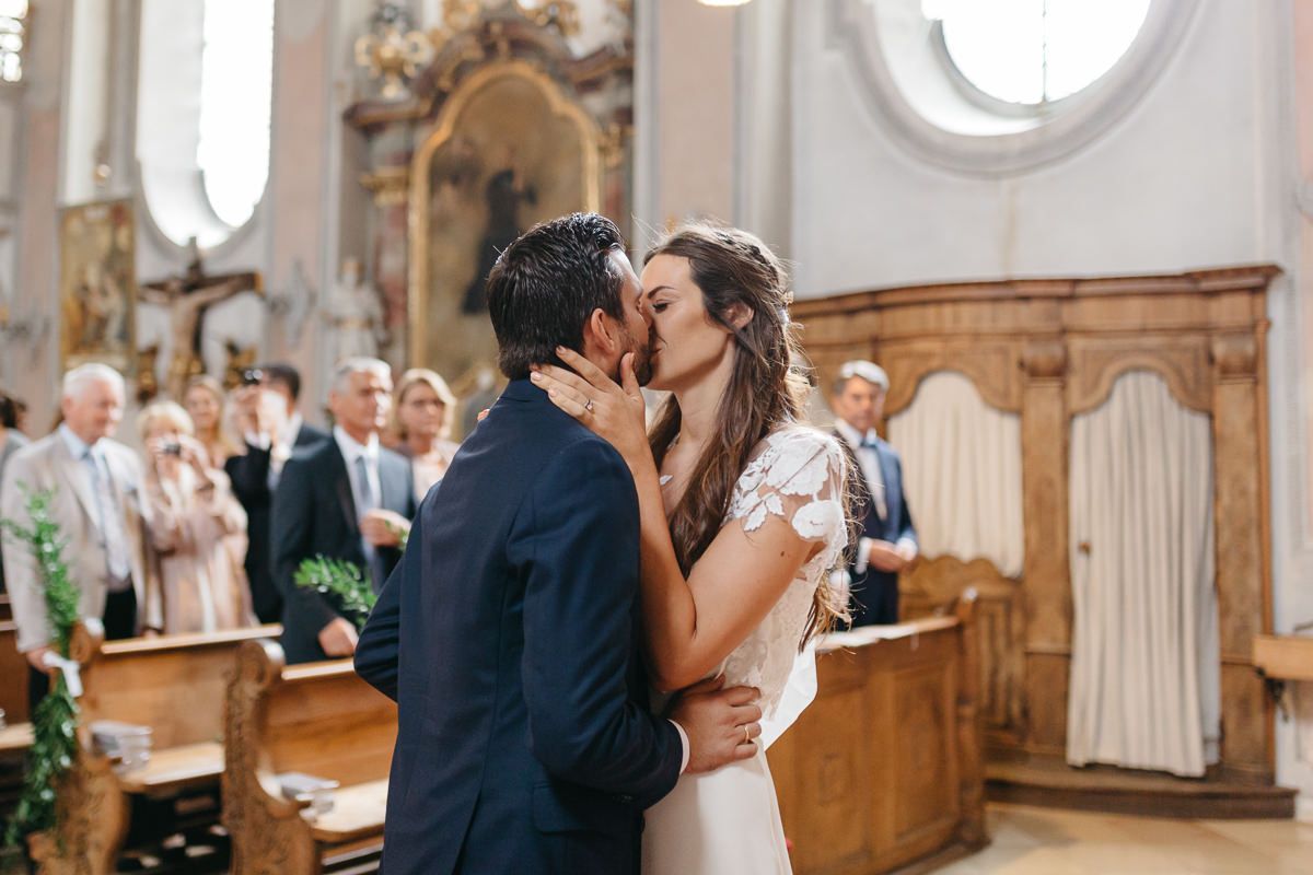 Braut und Bräutigam küssen sich