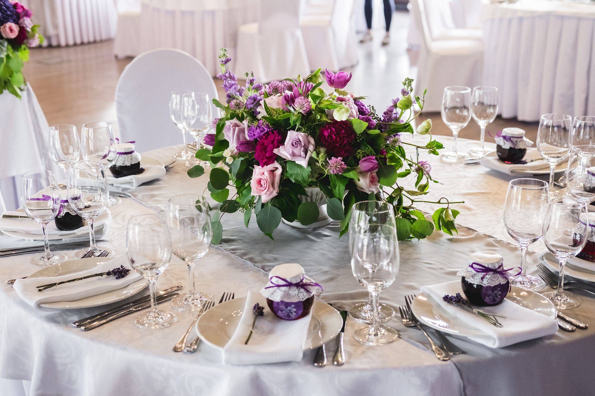 Marmeladengläser am Hochzeitstisch