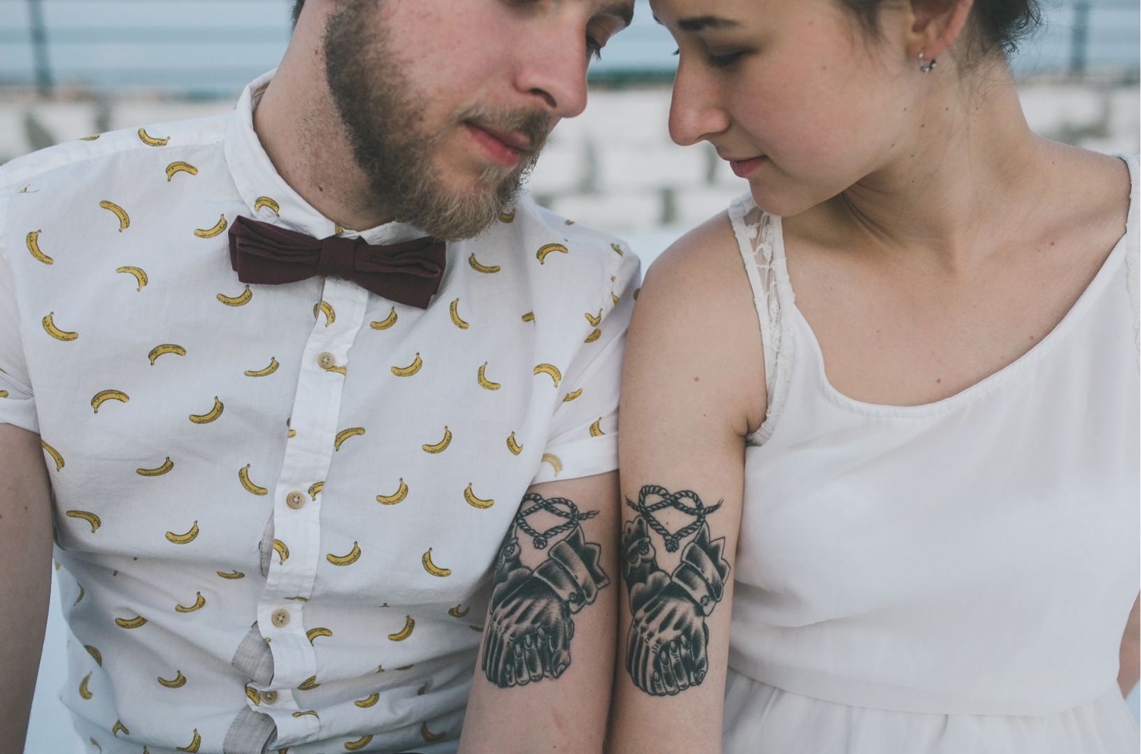 Hochzeit Tattoo: Ein Brautpaar hat das gleiche Tattoo