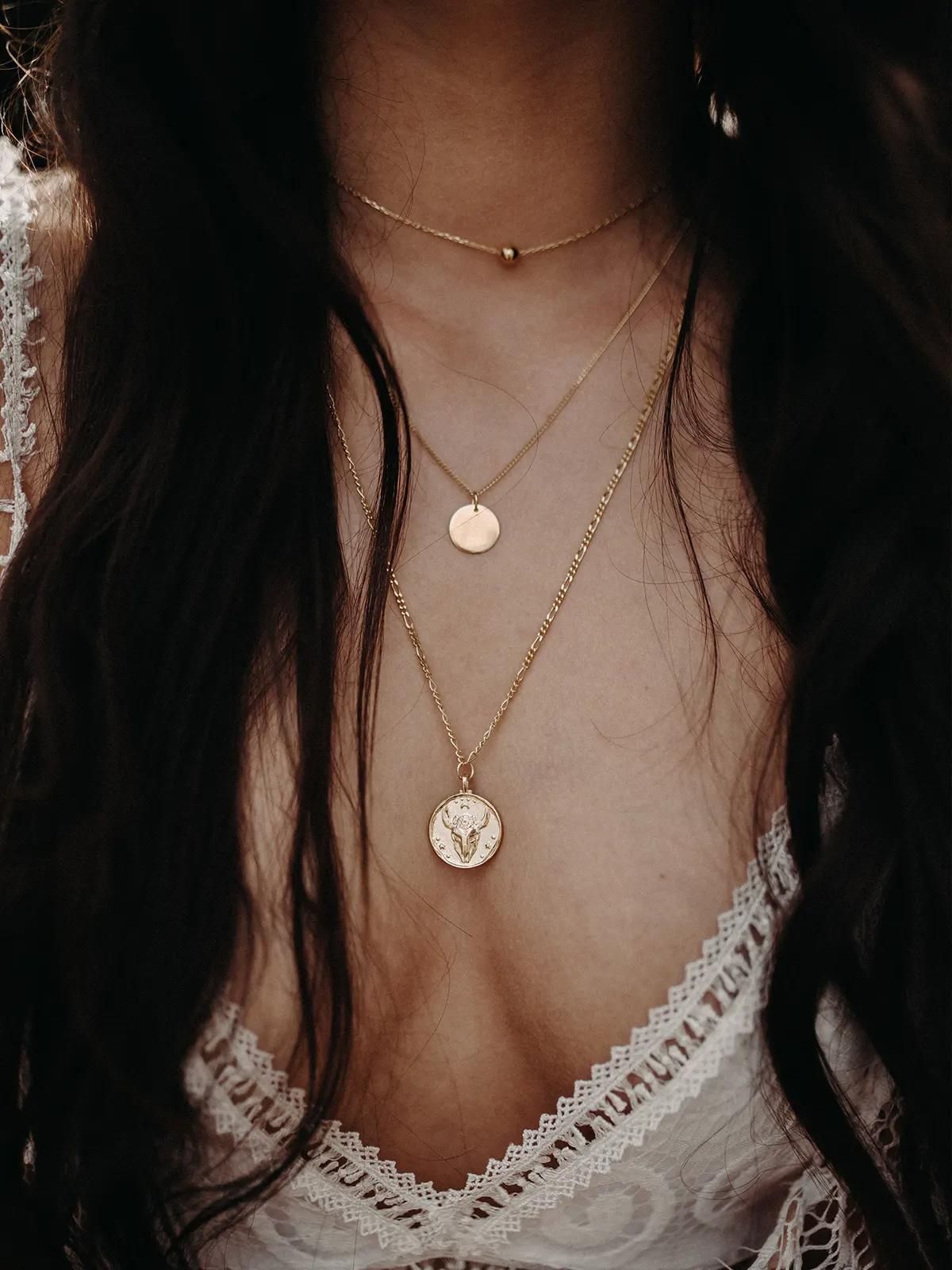 Eine Frau im Boho Kleid trägt eine Kette