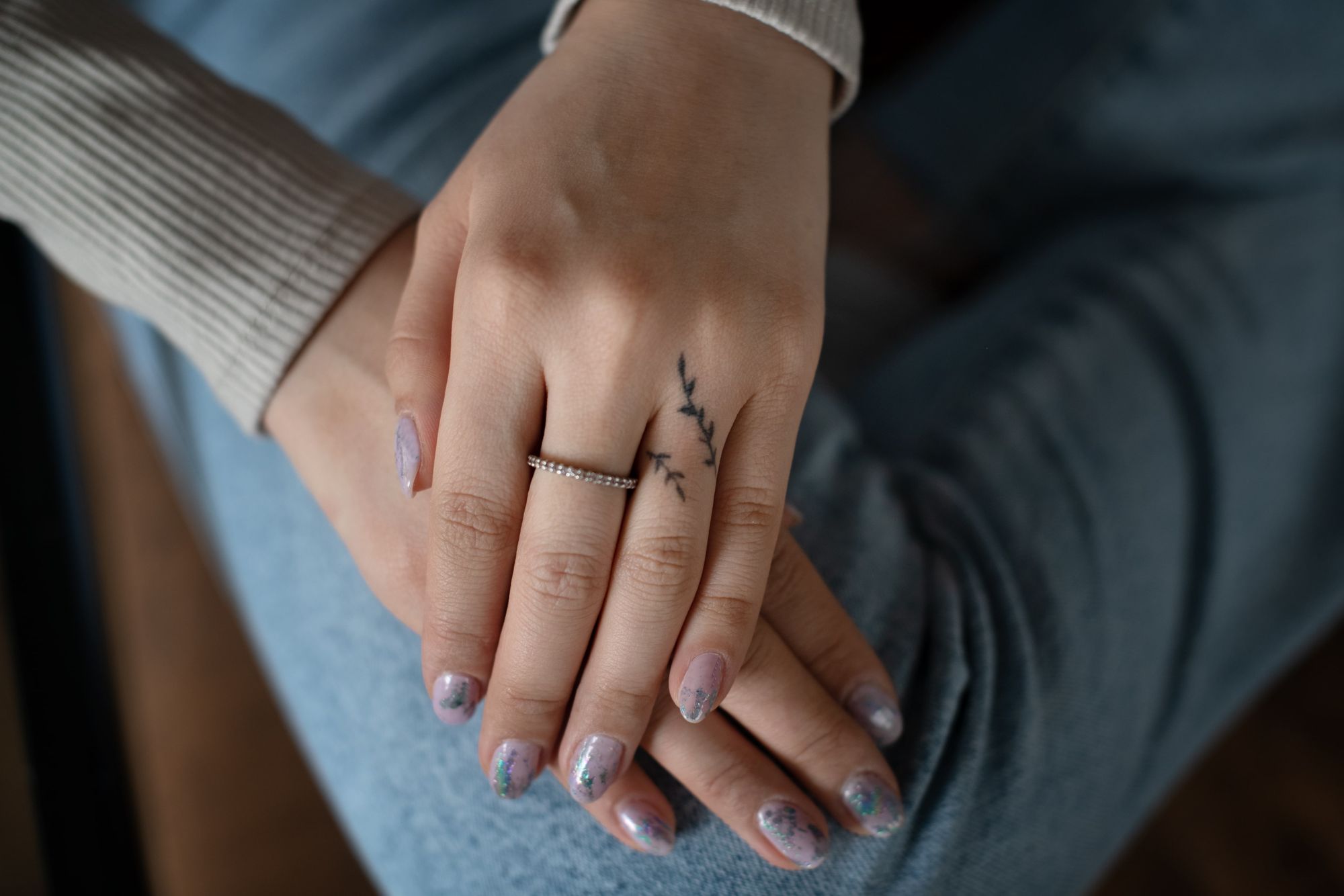 Ehering Tattoo: Hände der Braut mit Tattoo