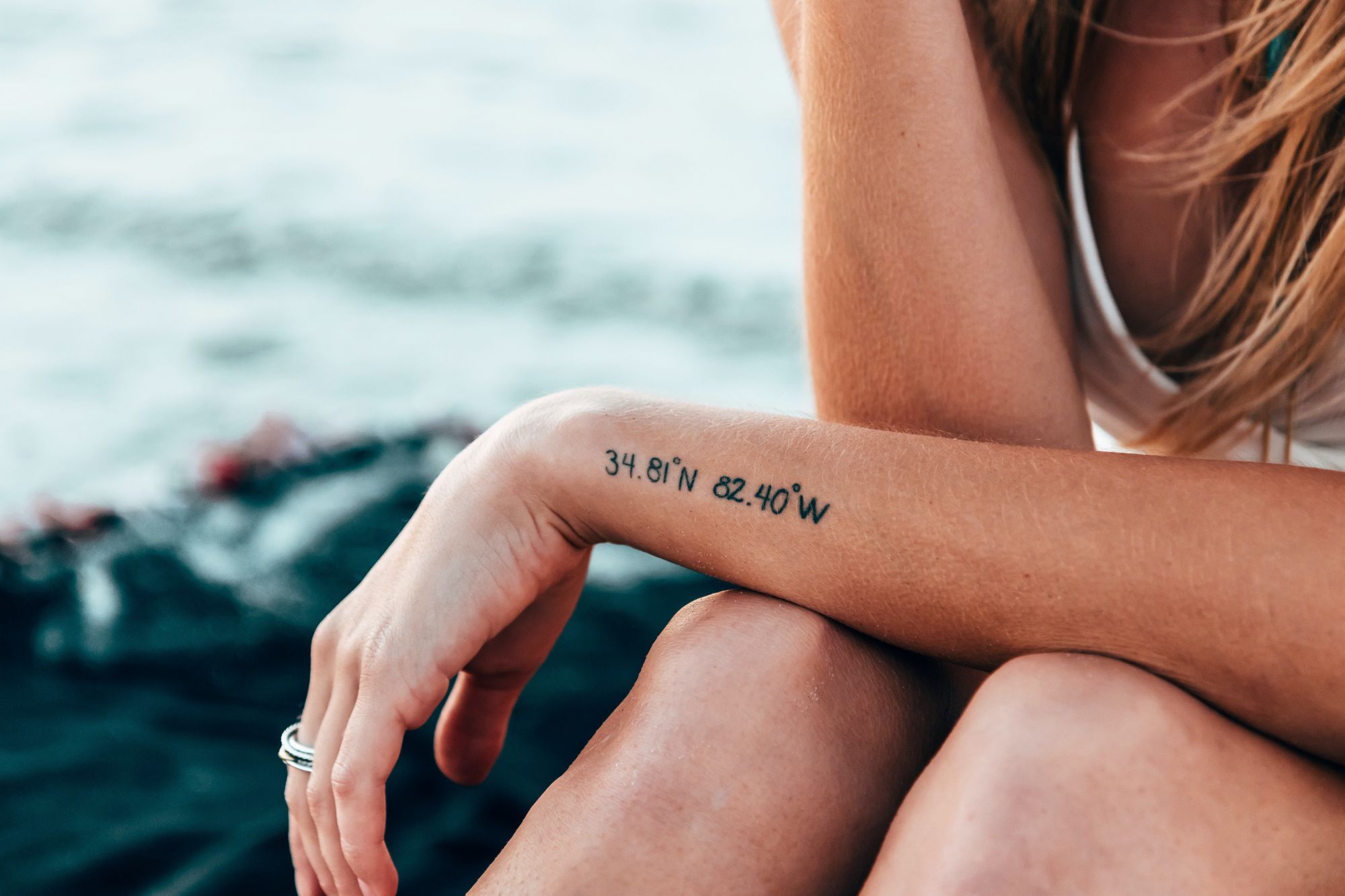 Koordinaten Tattoo zur Verlobung