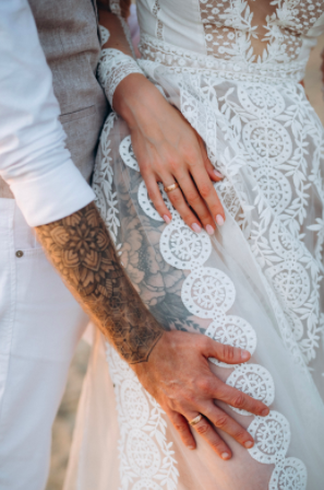 Spitzebrautkleid kombiniert mit Tattoos