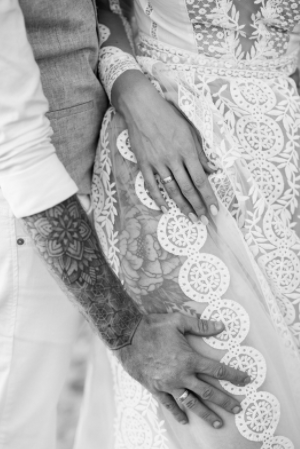 Spitzenkleid kombiniert mit Tattoos am Bein