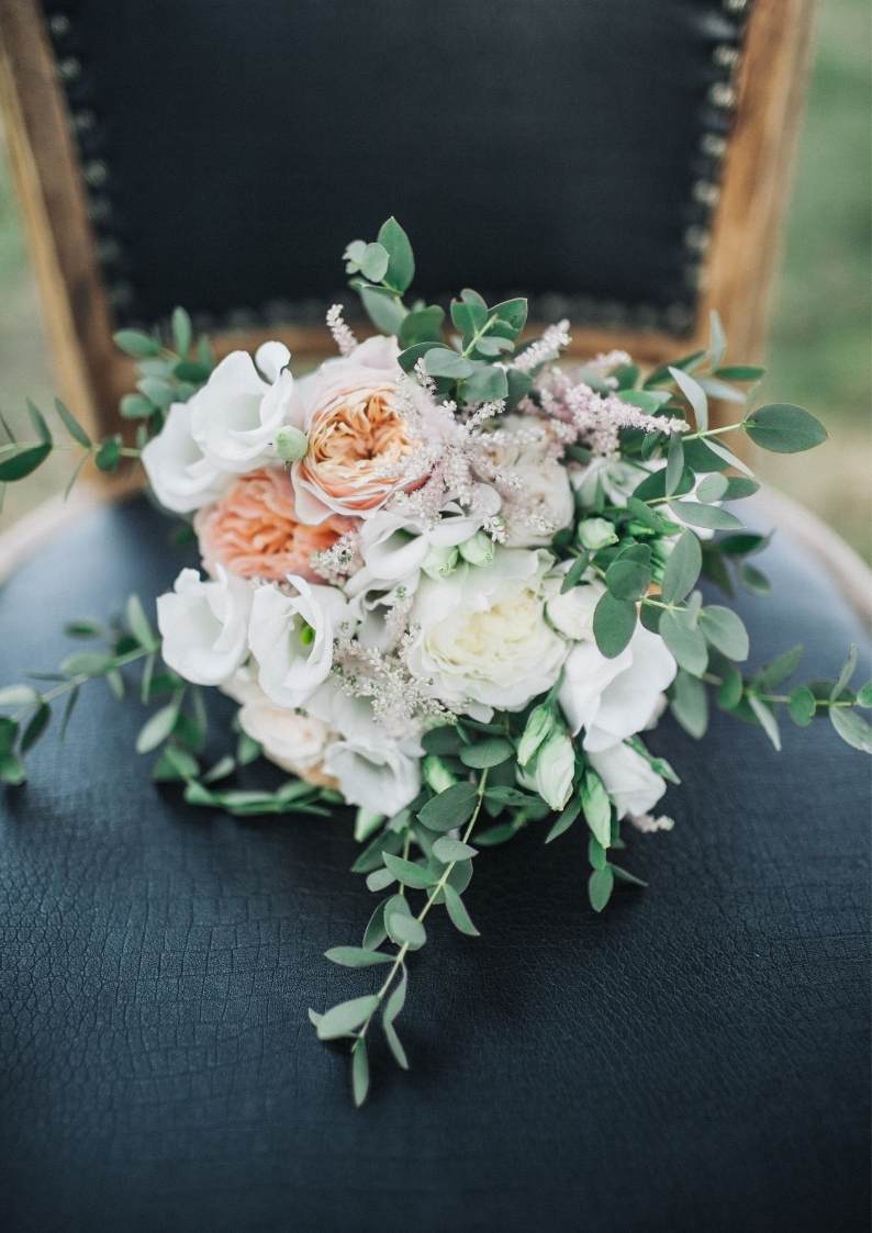 Brautstrauß im Herbst: Grün mit weißen Rosen