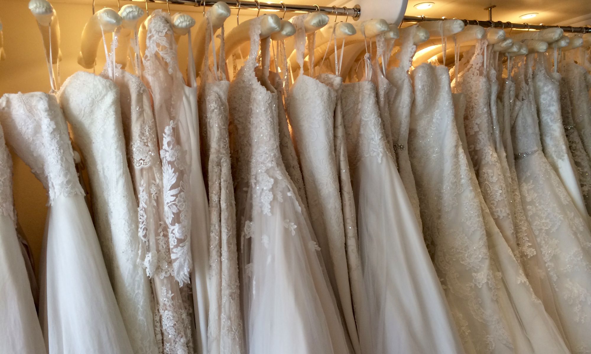 Brautkleider an der Stange