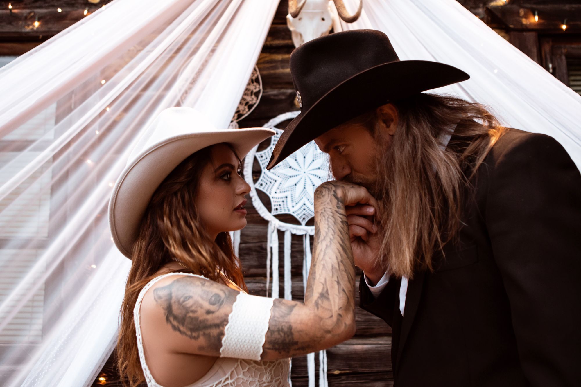 Braut mit Tattoos am Arm und angepasstem Stil