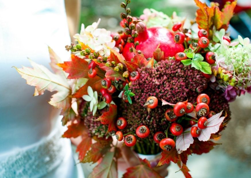 Herbstlicher Brautstrauß mit roten Beeren