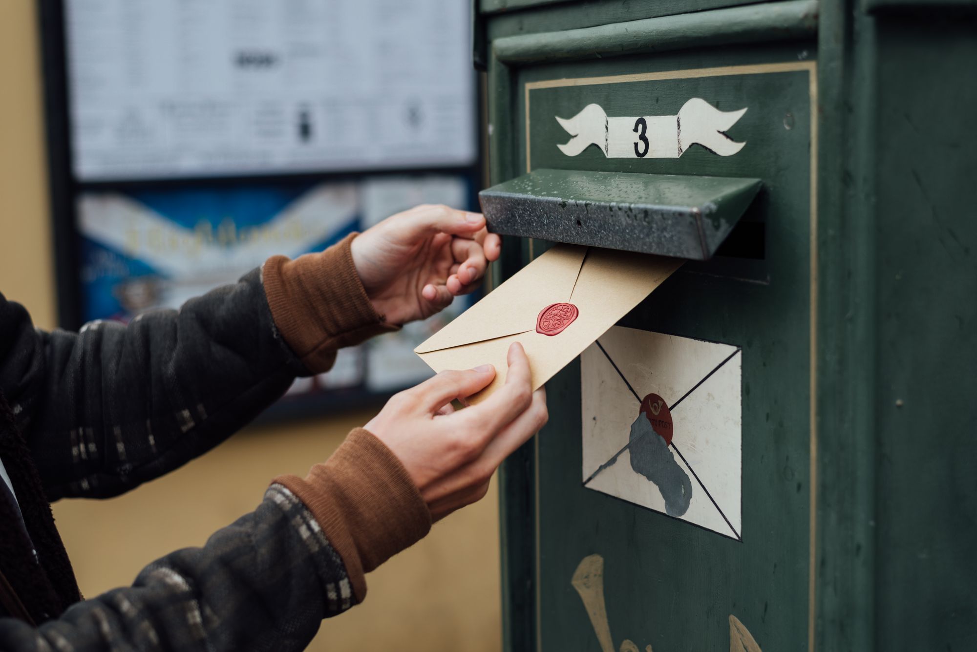 Eine Hochzeitseinladung liegt in der Post