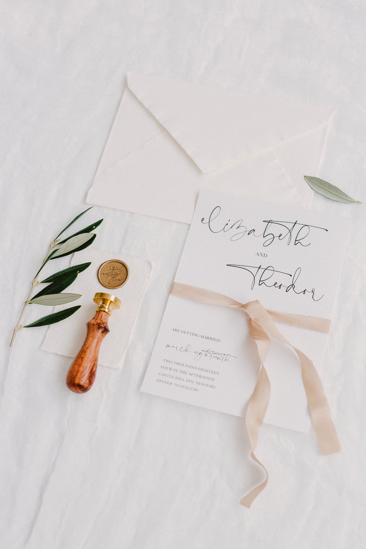 Hochzeitskarte schreiben: Papeterie und Stempel auf einer Tischdecke