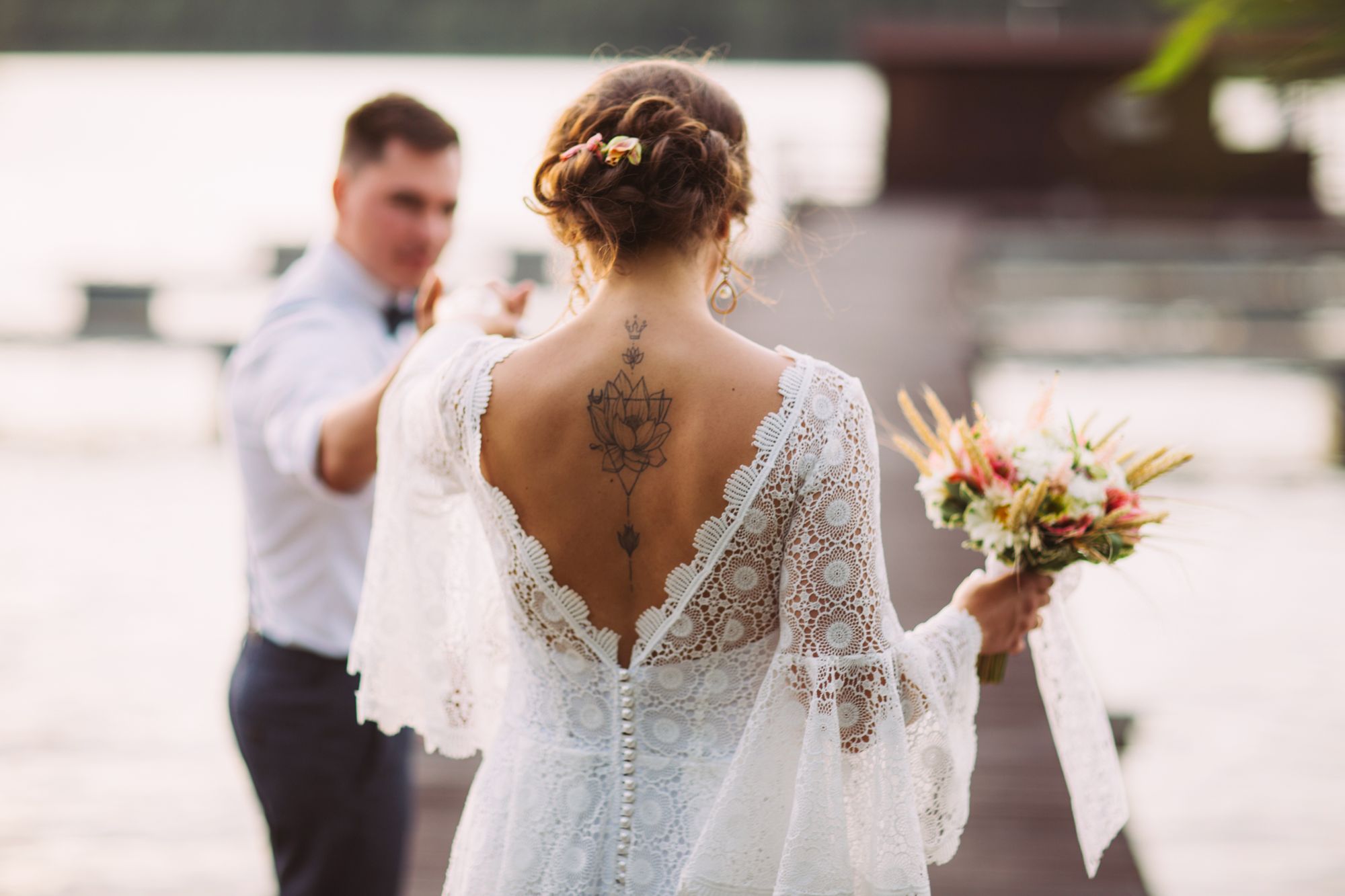 Braut mit Rückentattoo und Rückenausschnitt
