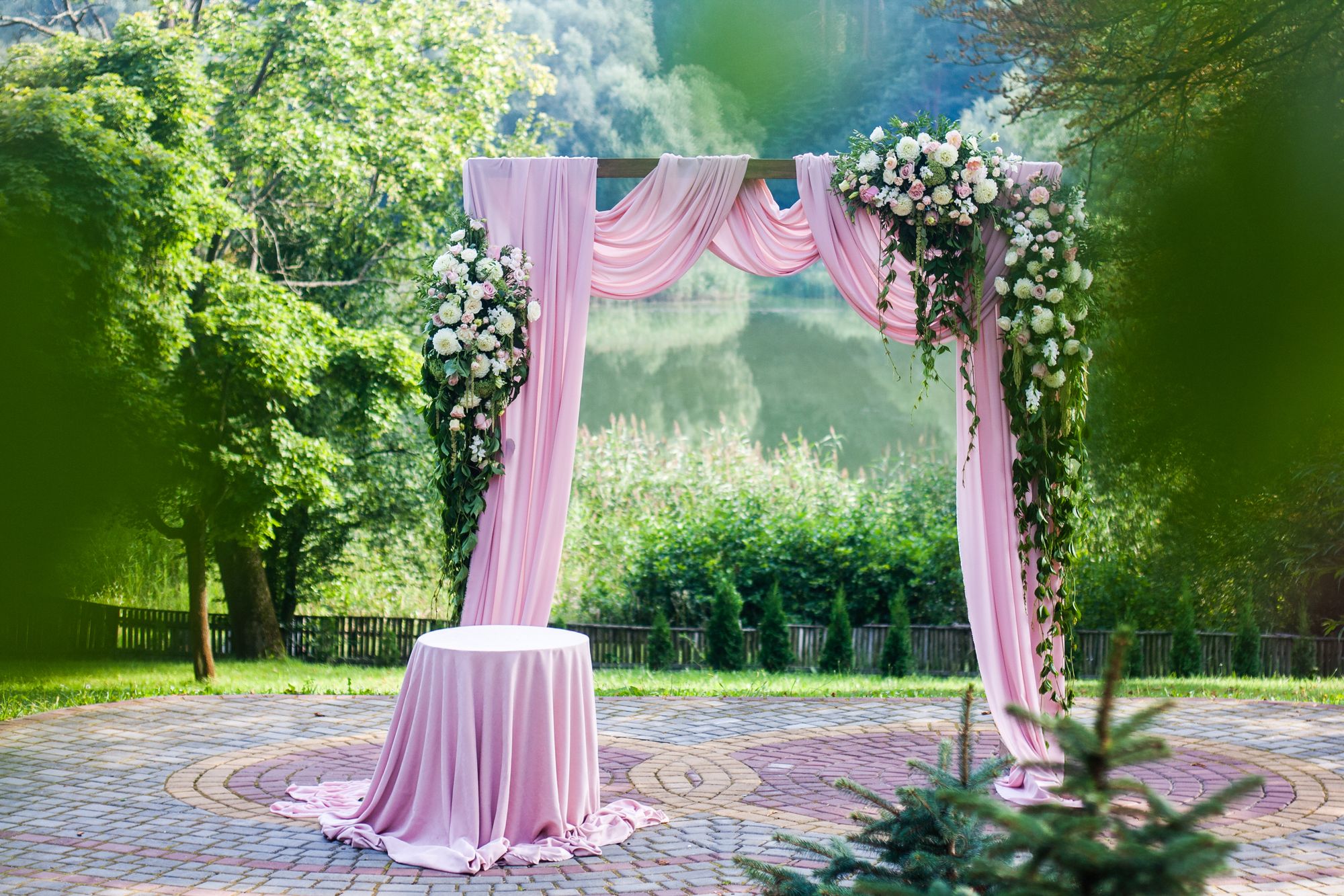 Traubogen Holzrahmen und Blumen