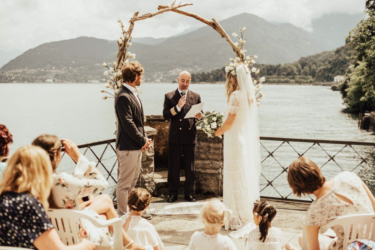 Hochzeit im Freien mit Traubogen