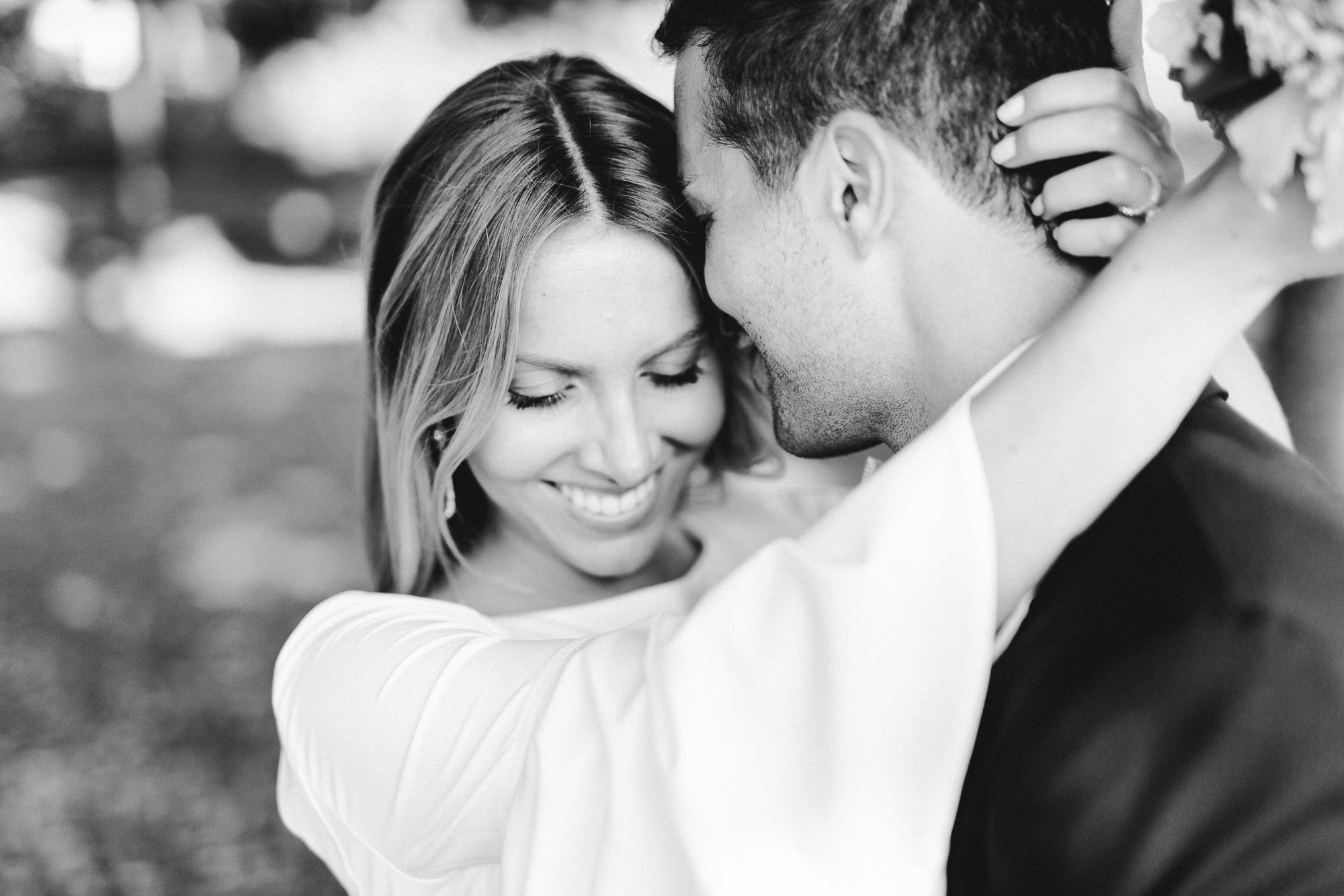 Satinhochzeit: Ehepaar hält sich im Arm