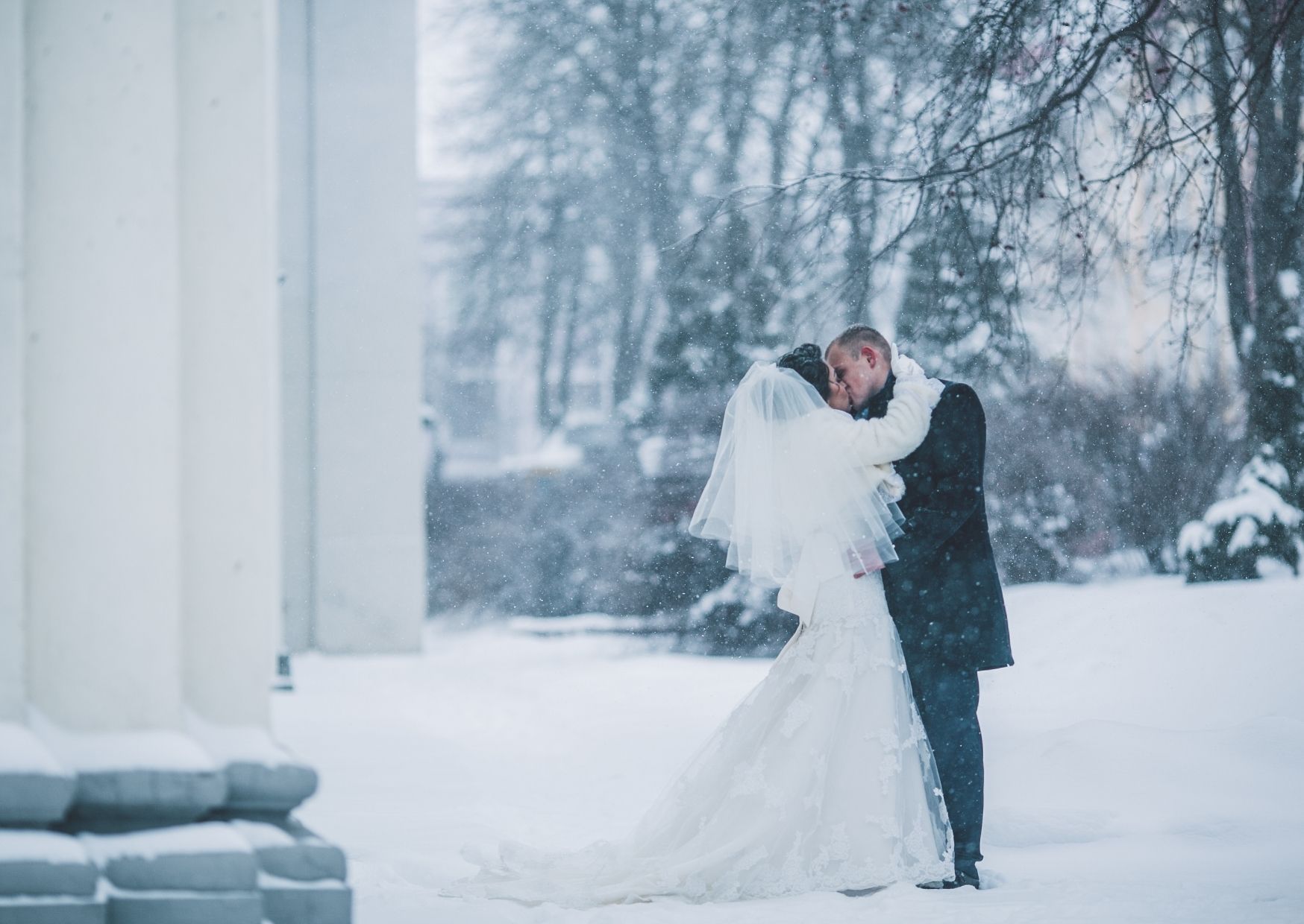 Die Braut bei ihrer Hochzeit mit etwas Schnee