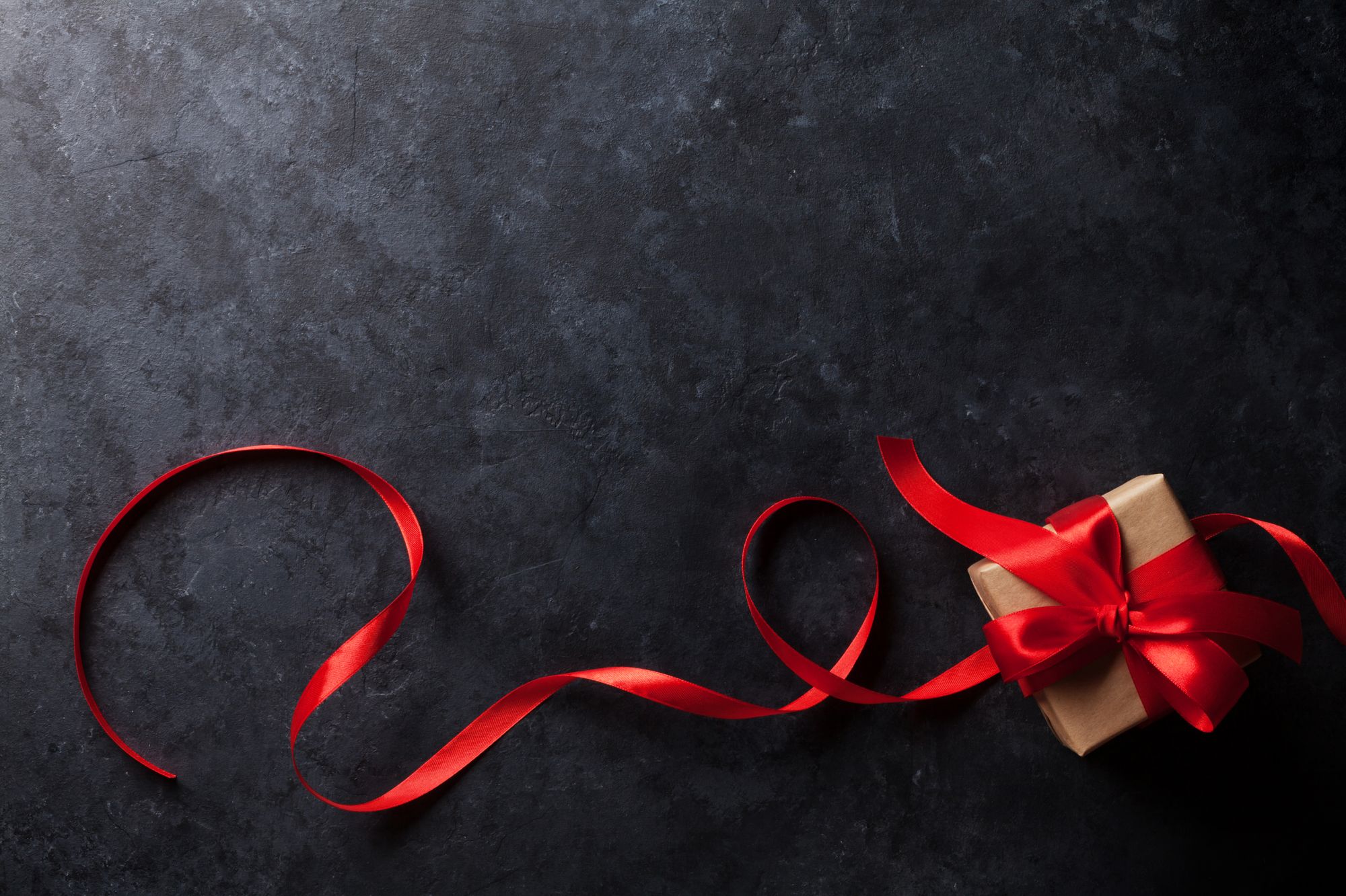 Geschenk zur Satinhochzeit mit Satinband