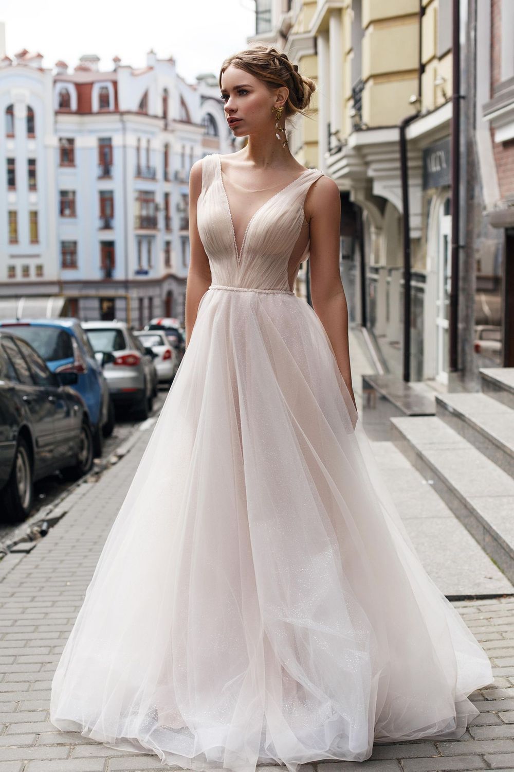 Brautkleid in Blush mit Tüll und tiefen V Ausschnitt