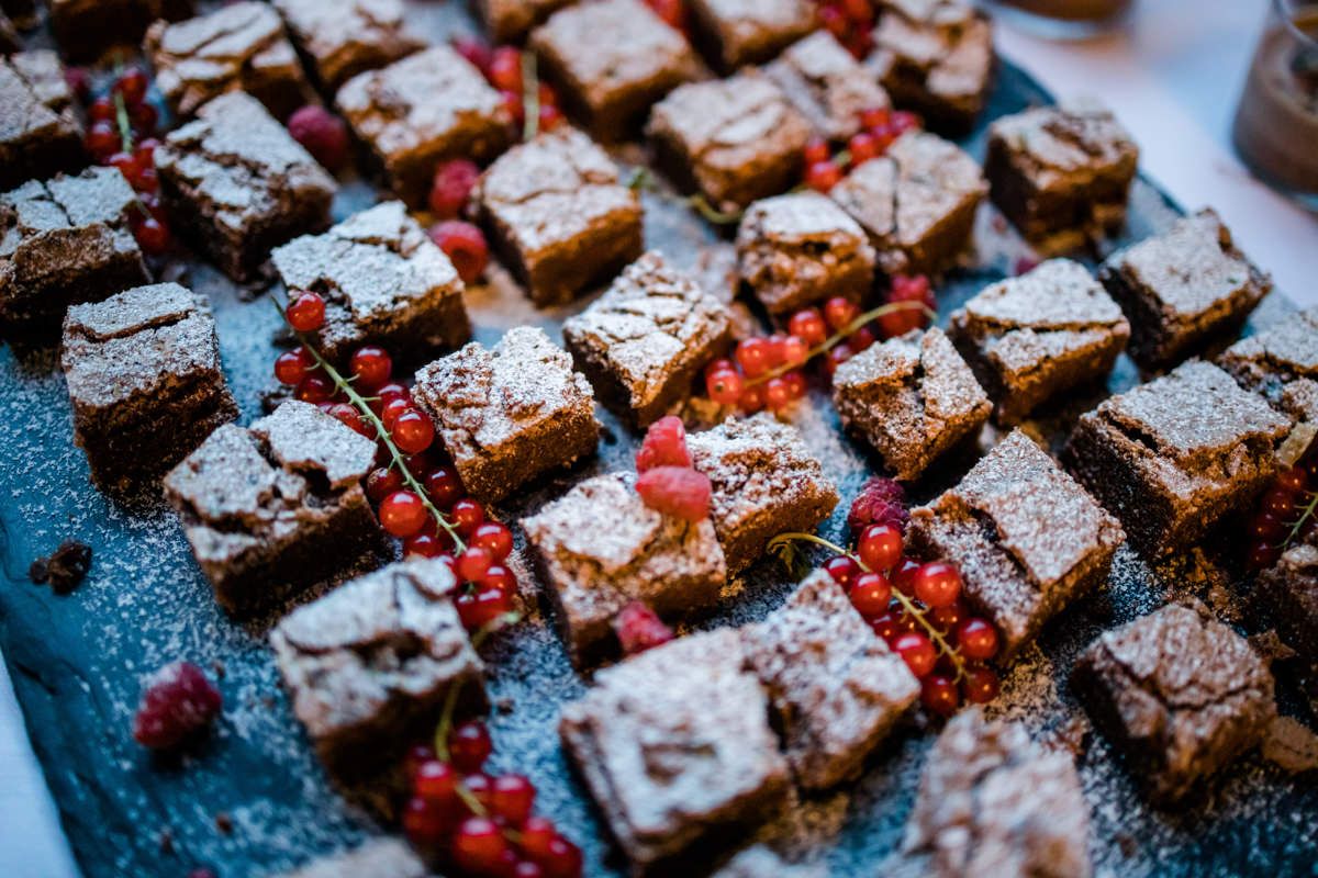 Brownies dekoriert mit Beeren